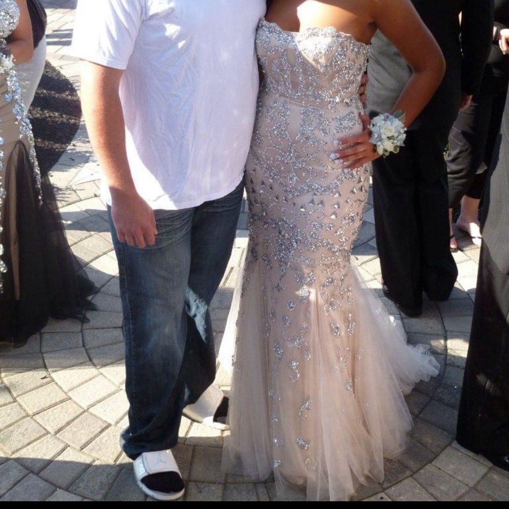 Jovani size 8 gown - Picture 4 of 4
